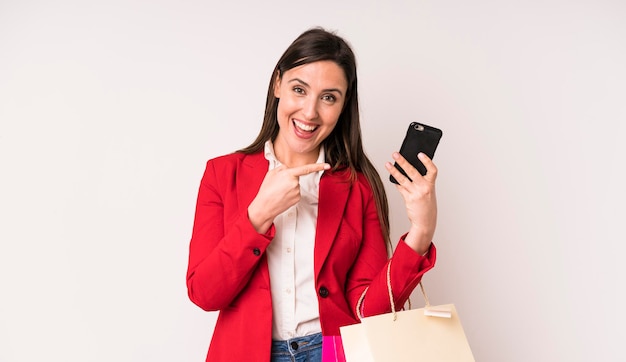 Concepto de bolsas de compras de mujer bonita para adultos jóvenes