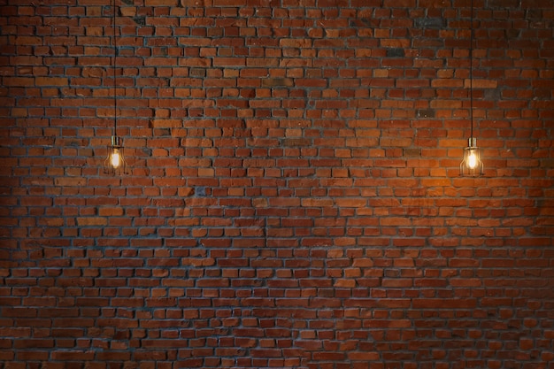 Concepto bombillas vintage en pared de ladrillo, copia espacio para texto