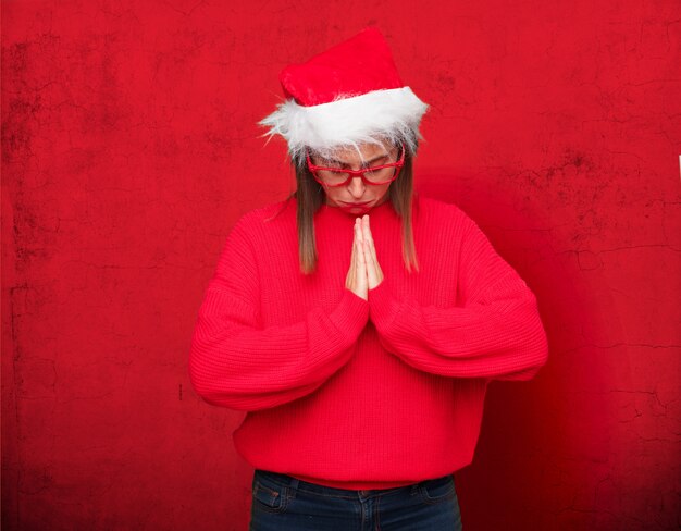 Foto concepto bonito joven de la navidad de la mujer. fondo editable