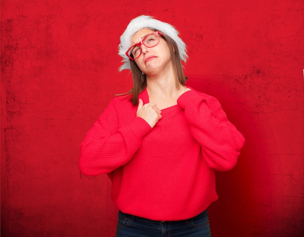 Concepto bonito joven de la Navidad de la mujer. fondo editable