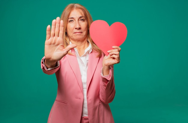 Concepto bonito mayor del día de tarjetas del día de San Valentín de la mujer