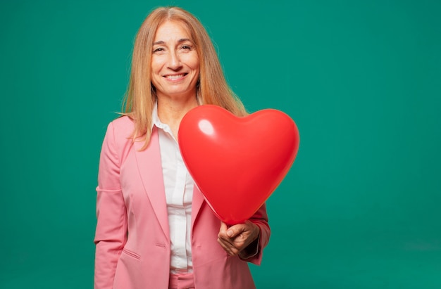 Concepto bonito mayor del día de tarjetas del día de San Valentín de la mujer