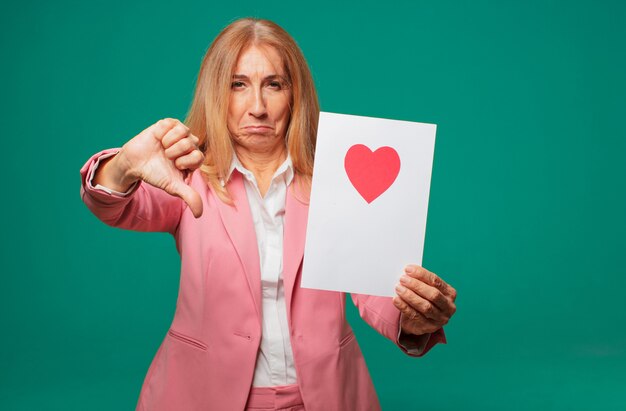 Foto concepto bonito mayor del día de tarjetas del día de san valentín de la mujer