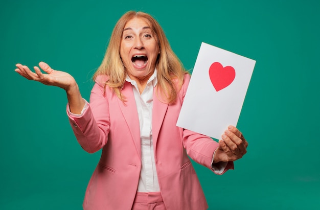 Concepto bonito mayor del día de tarjetas del día de San Valentín de la mujer