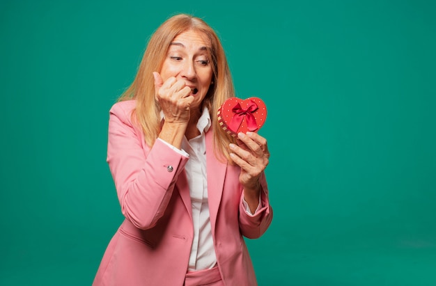 Concepto bonito mayor del día de tarjetas del día de San Valentín de la mujer