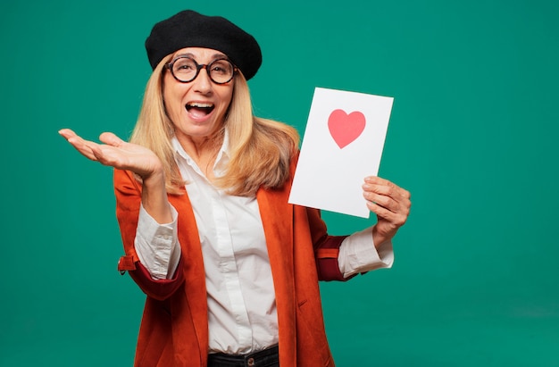 Concepto bonito mayor del día de tarjetas del día de San Valentín de la mujer