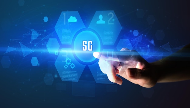 Concepto de botón digital que toca con la mano