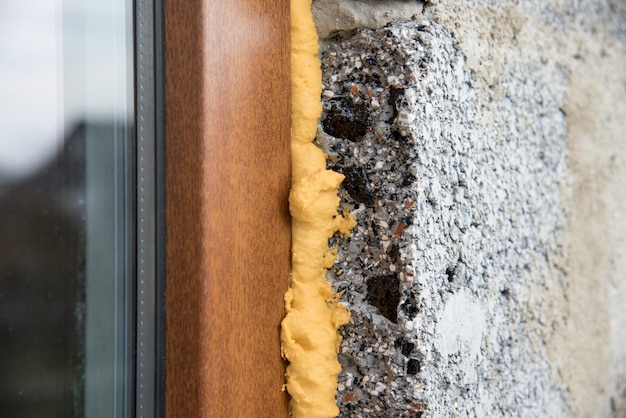 Concepto de bricolaje. Espuma de poliuretano de construcción. La ventana se instala con una espuma de montaje. Espuma de instalación