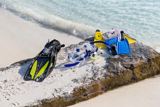 concepto de buceo, esnórquel, ocio y vacaciones de verano - buceo, máscaras y aletas en la playa