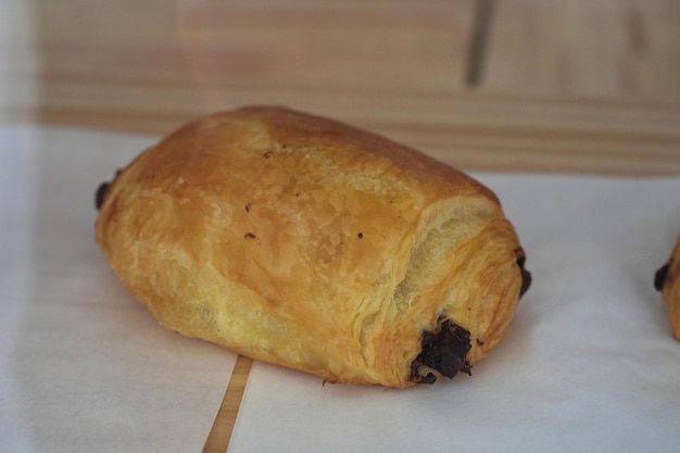 Concepto de buenos días Croissants recién horneados en una bandeja con un pequeño tarro de mermelada para el desayuno