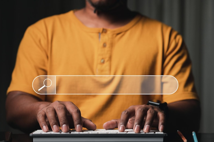 Foto concepto de búsqueda de información profesional joven mirando sitios web en línea con una computadora portátil trabajando en casa