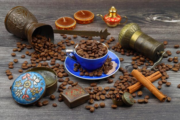 Concepto de café turco olla de cobre Cezve molinillo de café vintage granos de café sobre un fondo de madera oscura árabe turco café del este vista superior sobre un fondo De madera oscura