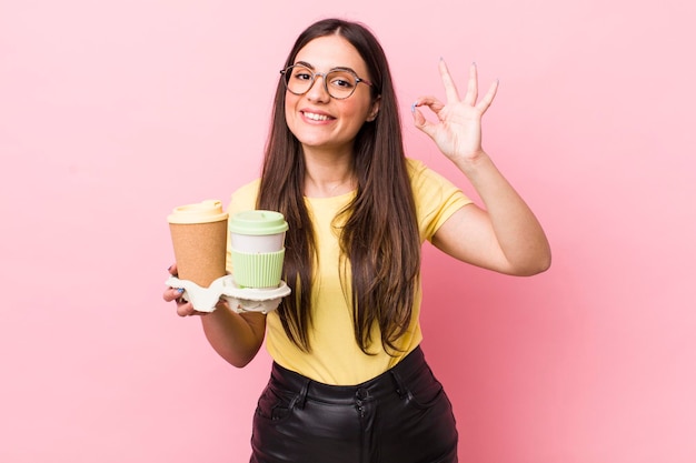 Concepto de cafés para llevar de mujer bonita adulta joven