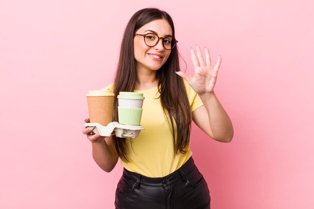 Concepto de cafés para llevar de mujer bonita adulta joven