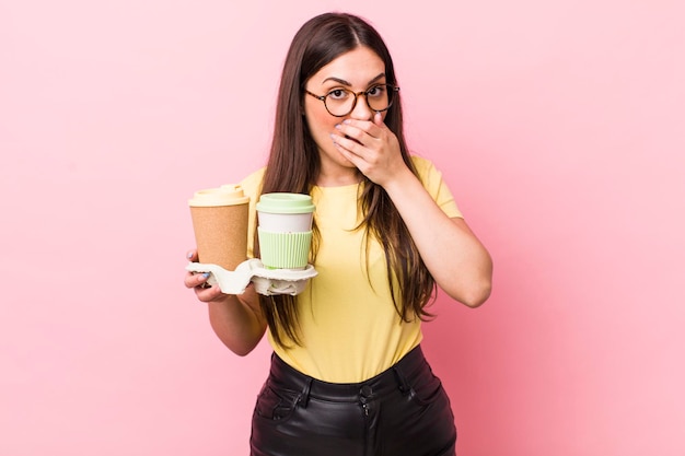 Concepto de cafés para llevar de mujer bonita adulta joven