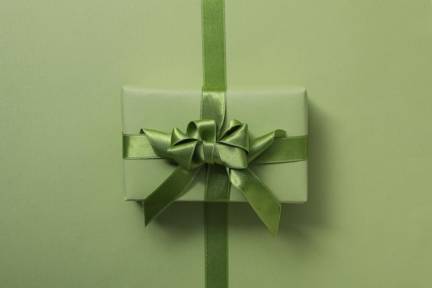 Foto concepto de caja de regalo de diferentes cintas sobre fondo verde