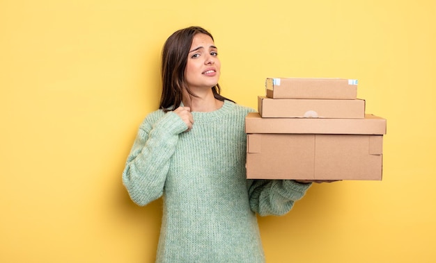 Concepto de cajas de paquetes de mujer bonita que se siente estresada, ansiosa, cansada y frustrada