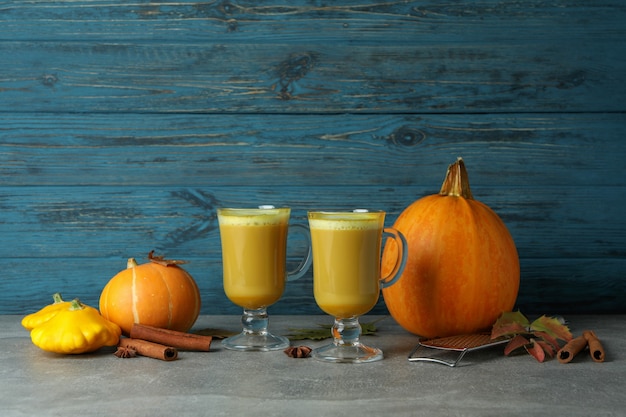 Concepto de calabaza con leche contra el fondo de madera