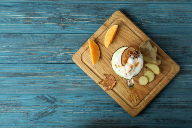 Concepto de calabaza con leche en la mesa de madera rústica