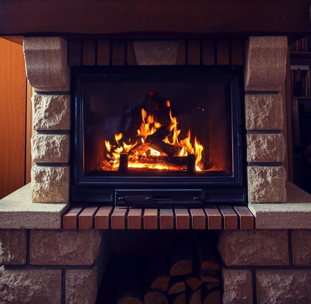 concepto de calefacción, calor, fuego y comodidad - cierre de la chimenea en casa