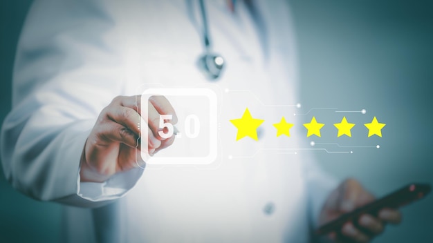 Concepto de calificación de servicios médicos en Internet concepto de calificación clave de atención médica del botón en el panel virtual Experiencia del cliente servicio de medicina Paciente y satisfacción Revisión de atención médica