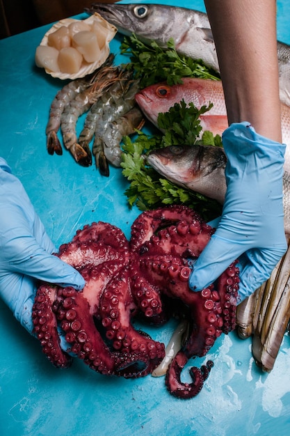 Concepto de camarero de preparación de mariscos de restaurante Delicias culinarias Nutrición adecuada