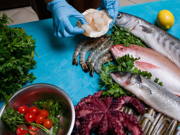 Concepto de camarero de preparación de mariscos de restaurante Delicias culinarias Nutrición adecuada