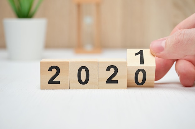 El concepto de cambiar el año de 2020 a 2021 y los resultados de las operaciones.