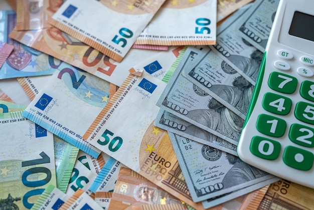 Concepto de cambio de dólares y euros con antecedentes financieros de calculadora