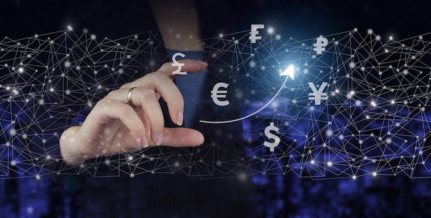 Concepto de cambio de moneda global Mano sostenga la moneda virtual del holograma digital, signo financiero en la ciudad de fondo oscuro y borroso. Ideas de negocios, cambio de divisas y análisis del mercado de valores global.