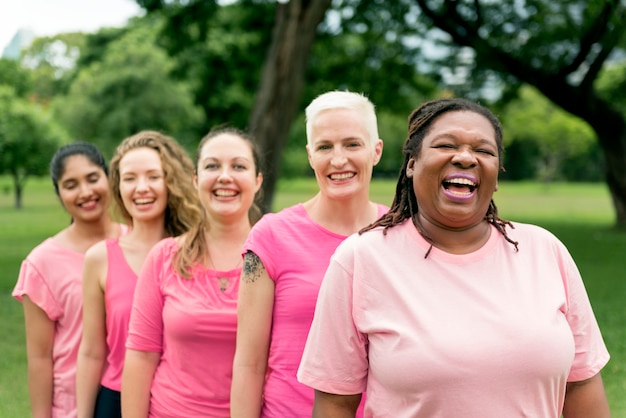 Concepto de caridad de apoyo de cáncer de mama de mujeres