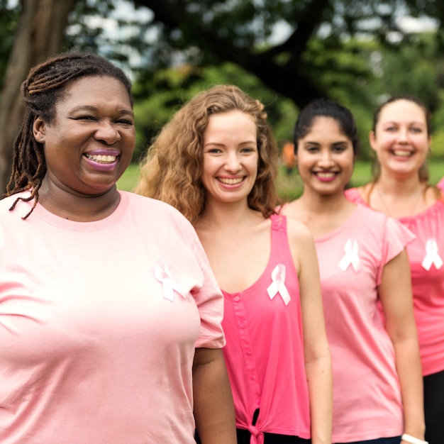 Concepto de la caridad de la ayuda del cáncer de pecho de las mujeres