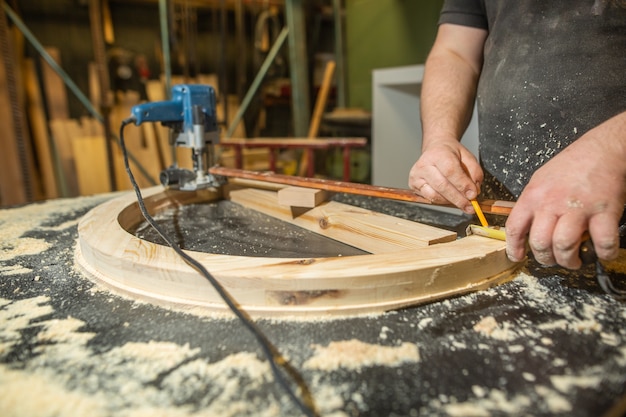 Concepto de carpintería, carpintería y fabricación de muebles, carpintero profesional trabaja con madera en carpintería, concepto industrial