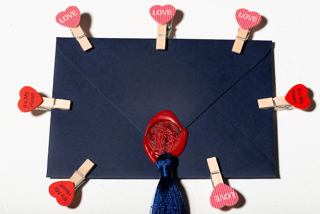 Concepto de carta de amor Sobre azul con clavijas de corazón