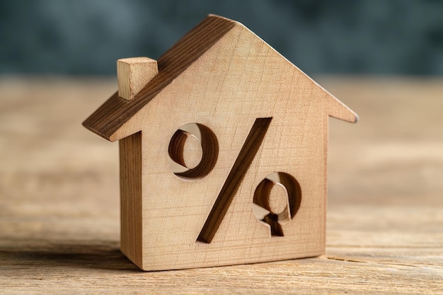 concepto de la casa de madera tasas de interés en