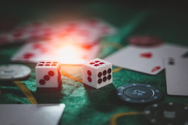 Concepto de casino cerrar dados tarjetas de fichas de casino en fieltro verde