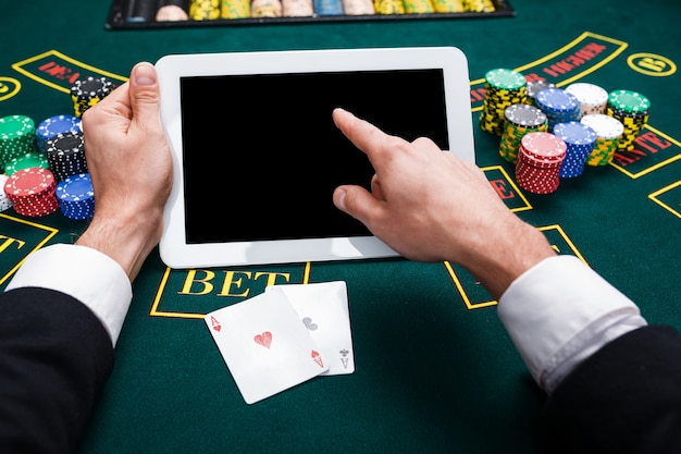 Concepto de casino, juegos de azar en línea, tecnología y personas
