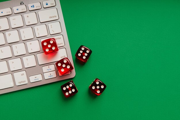 Concepto de casino en línea Cinco dados rojos en el teclado