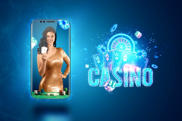 Concepto de casino en línea, juegos de azar, juegos de dinero en línea, apuestas. Smartphone y chica guapa con naipes en mano. Encabezado del sitio web, folleto, cartel, plantilla para publicidad.