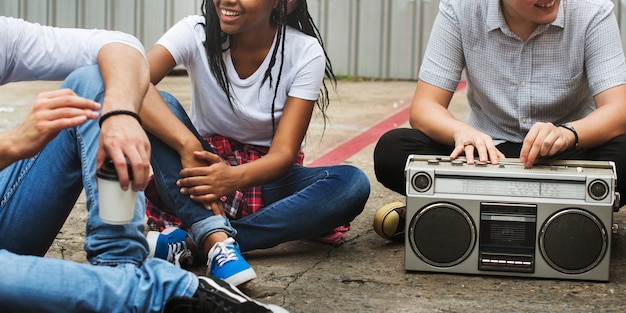 Concepto casual de los adolescentes de la música de los amigos de la unidad