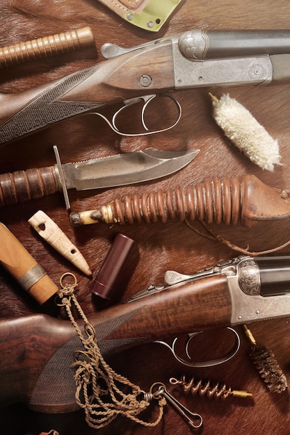 Foto concepto de caza con cuchillo de escopeta y municiones para la caza dispuestas en fondo marrón caza de aves silvestres