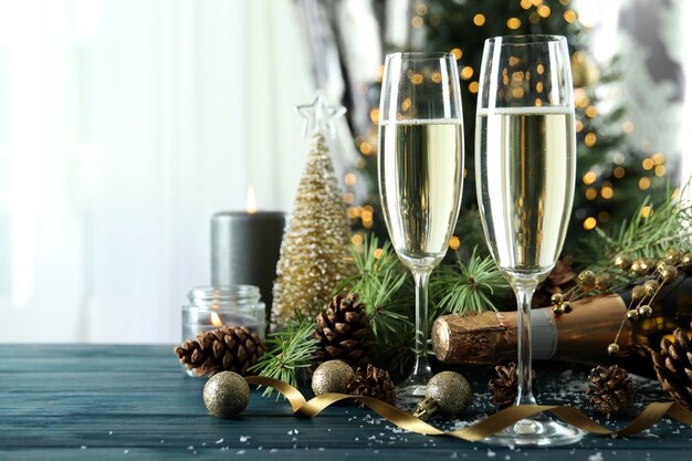 Concepto de celebración de año nuevo con champagne en mesa de madera.