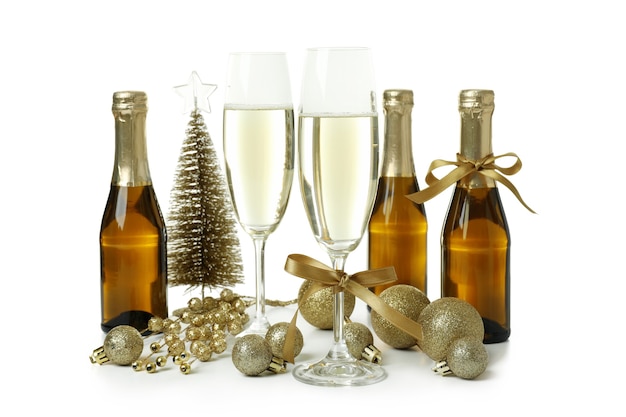Concepto de celebración de año nuevo con champán aislado sobre fondo blanco.