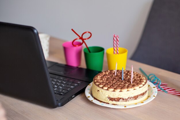 Foto concepto de celebración de cumpleaños en línea. cuarentena de bloqueo de autoaislamiento. nueva normalidad. tecnología de internet