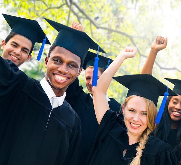 Concepto de la celebración del éxito de la graduación de los estudiantes de la diversidad