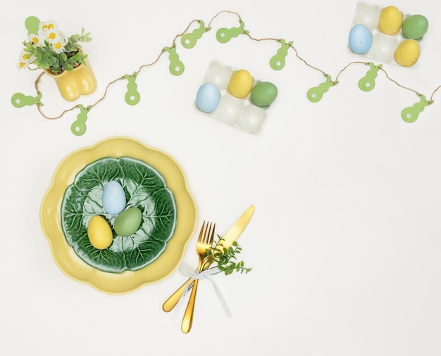 Concepto de celebración de Pascua Vista superior plato verde amarillo vertical huevos estandarte de fondo aislado