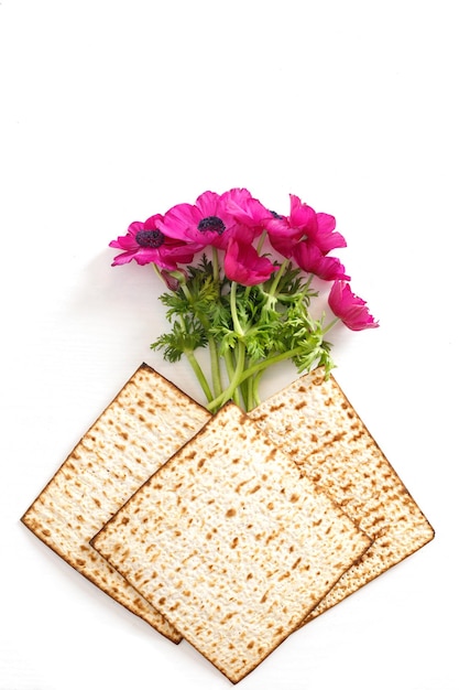 Concepto de celebración de Seder Pesach fiesta de Pascua judía Matzah y flores Vista superior