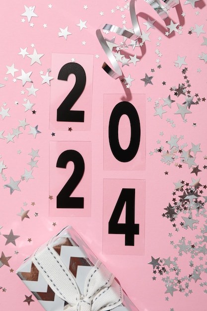 El concepto de celebrar el Año Nuevo 2024 la inscripción sobre un fondo claro