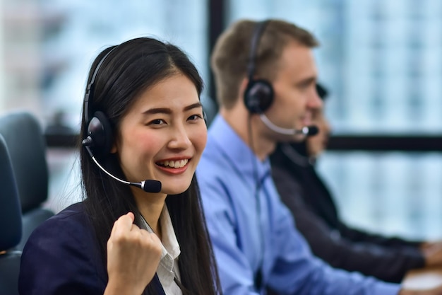 Concepto de centro de llamadas Las mujeres asiáticas son operadoras Centro de llamadas que trabaja con soporte en línea Concepto de centro de llamadas para comunicación tecnológica