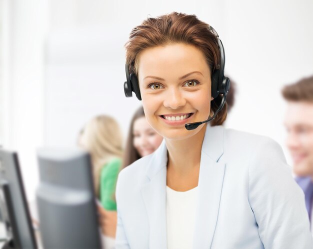 Concepto de centro de llamadas y negocios: operador de línea de ayuda con auriculares en el centro de llamadas